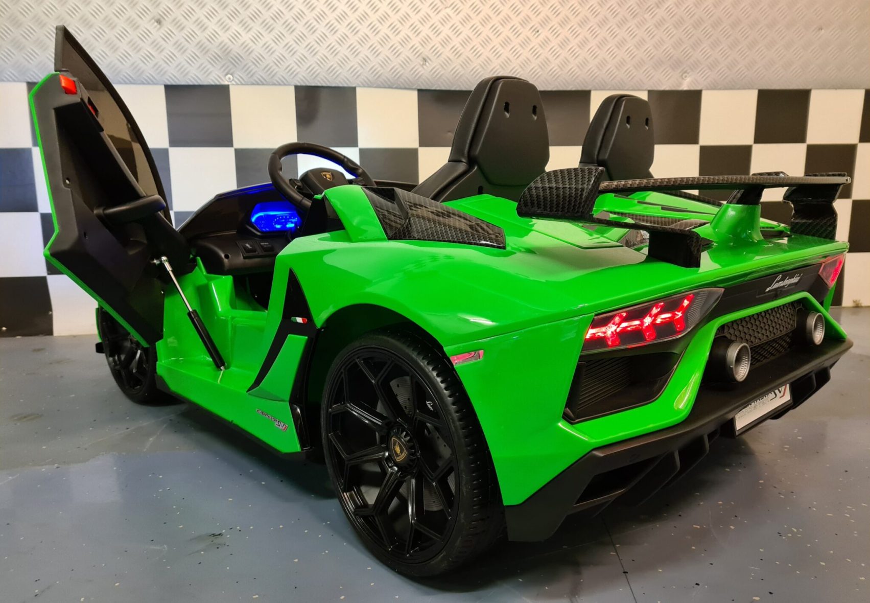 2-persoons-Lamborghini-Aventador-metallic-groen