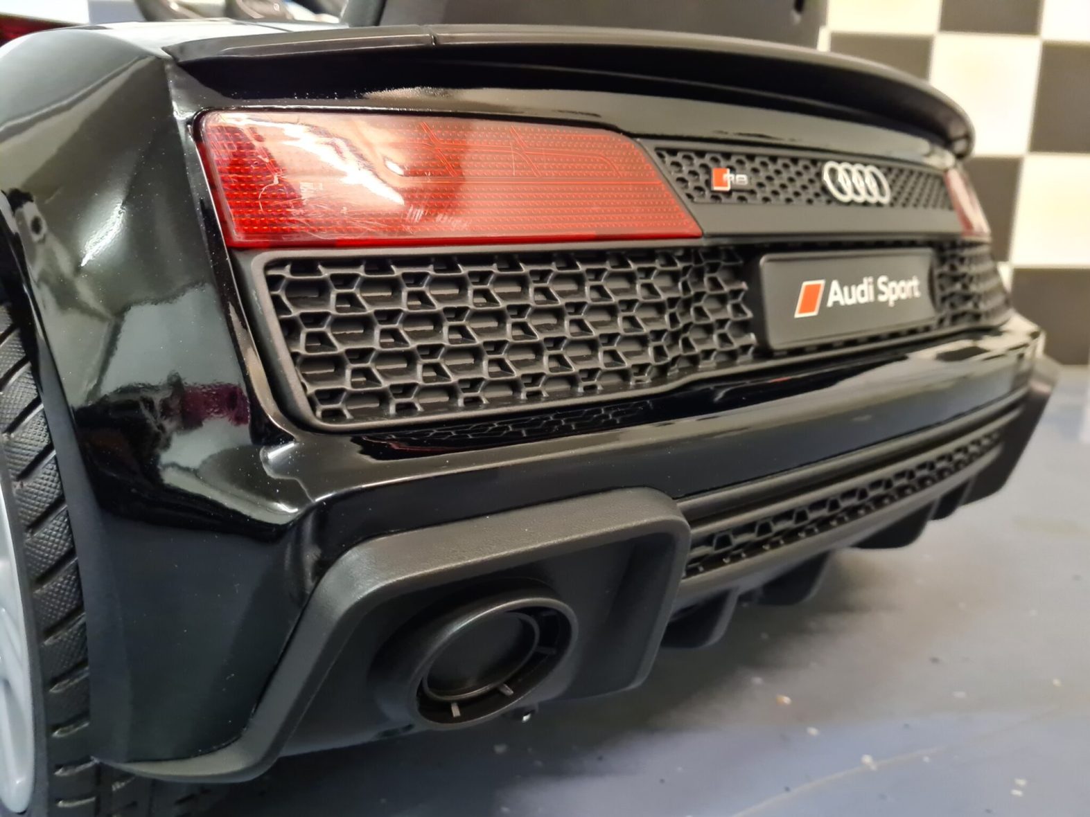 Audi-R8-elektrische-speelgoedauto