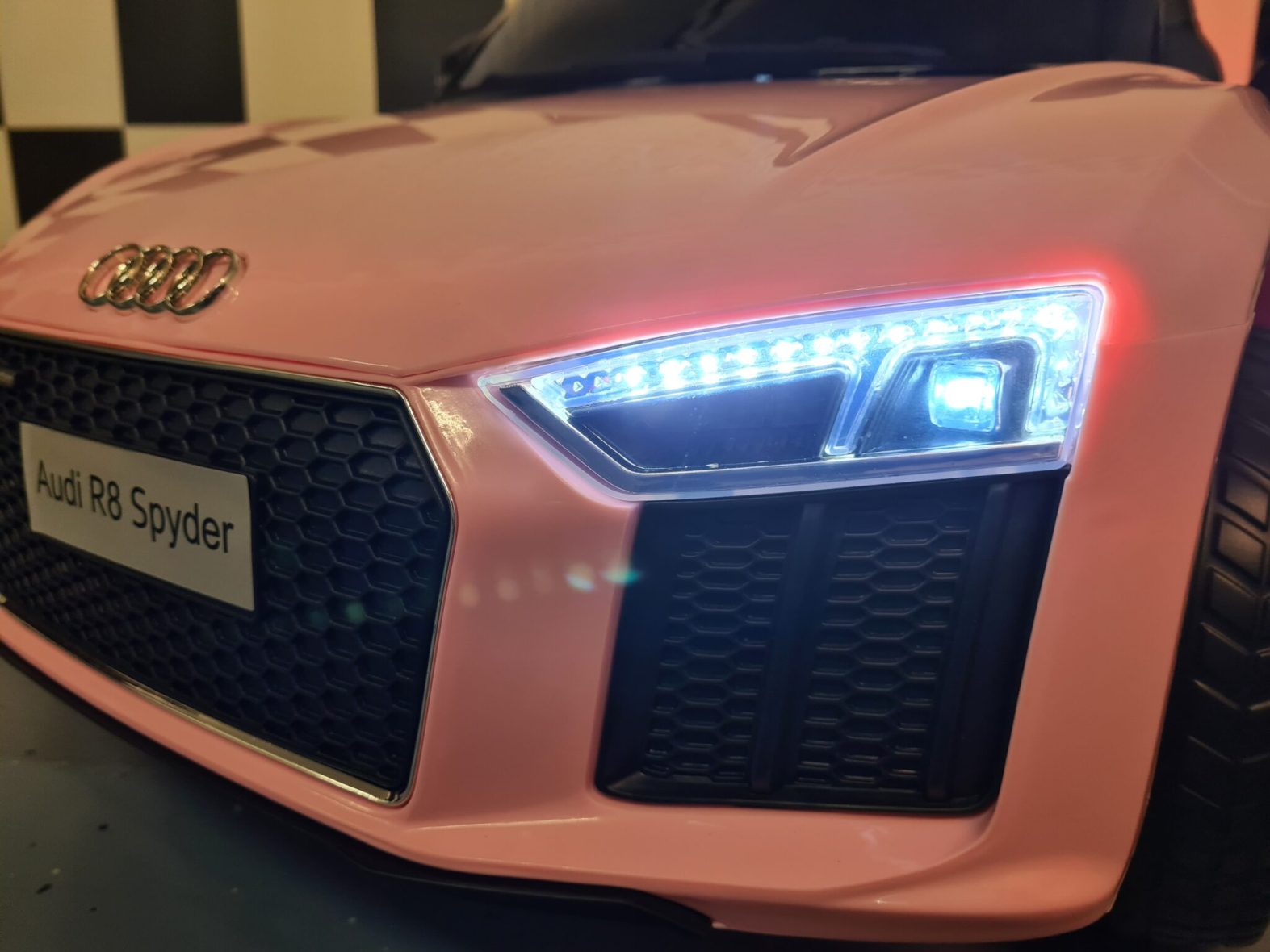 Audi-R8-roze-kinderauto