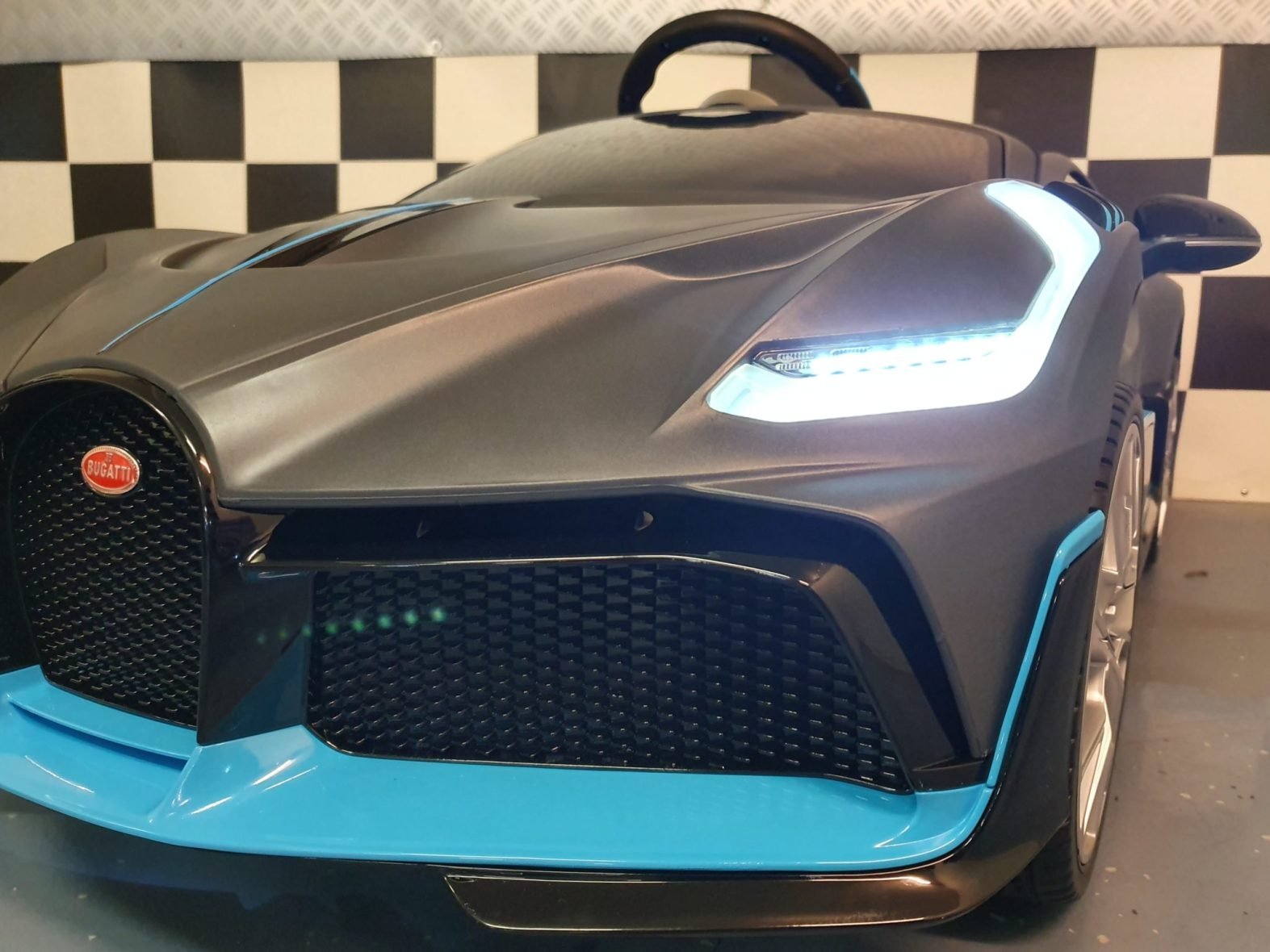 Bugatti-accu-auto-mat-grijs