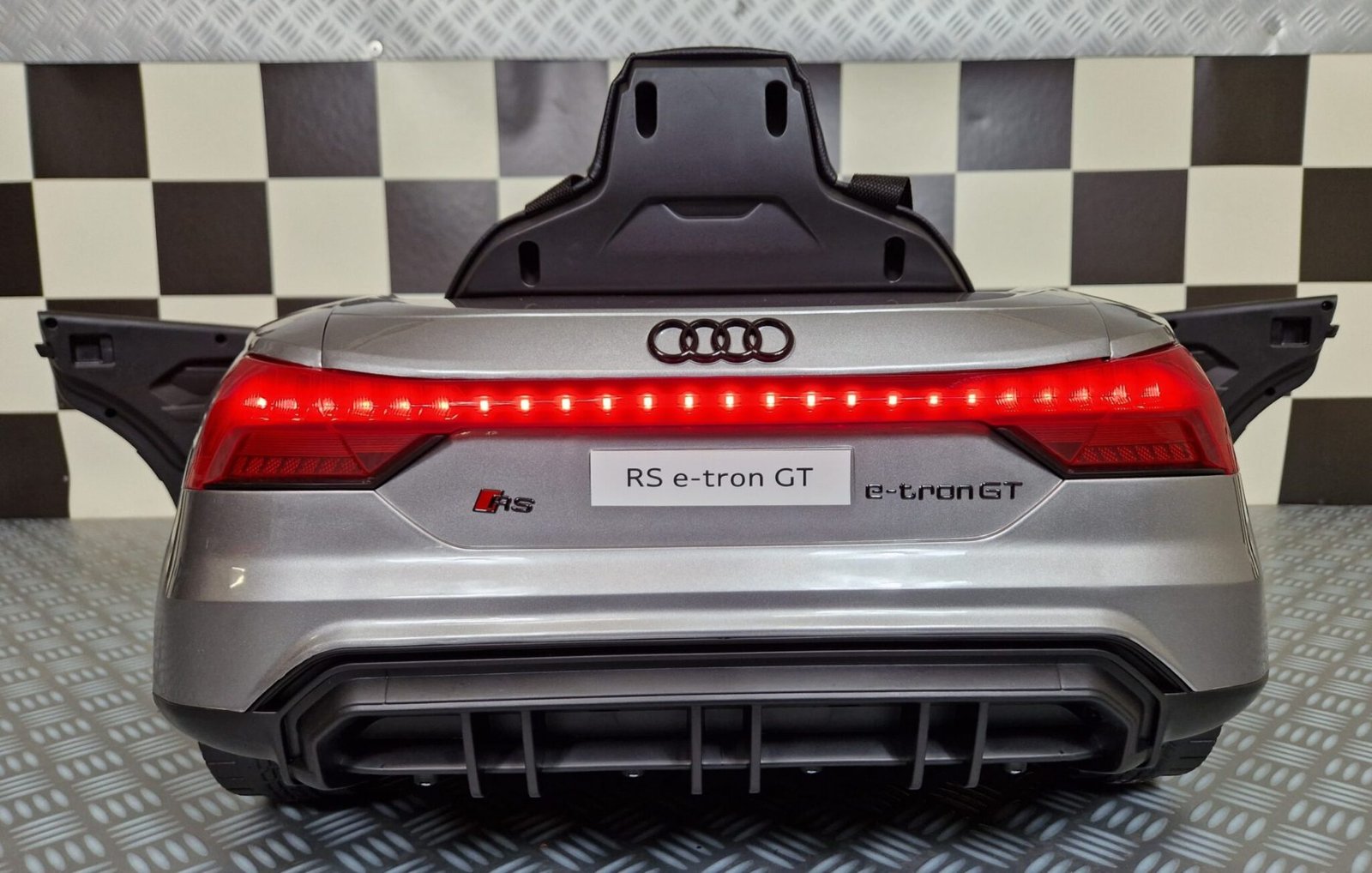 Elektrische-auto-kind-Audi-E-Tron-GT