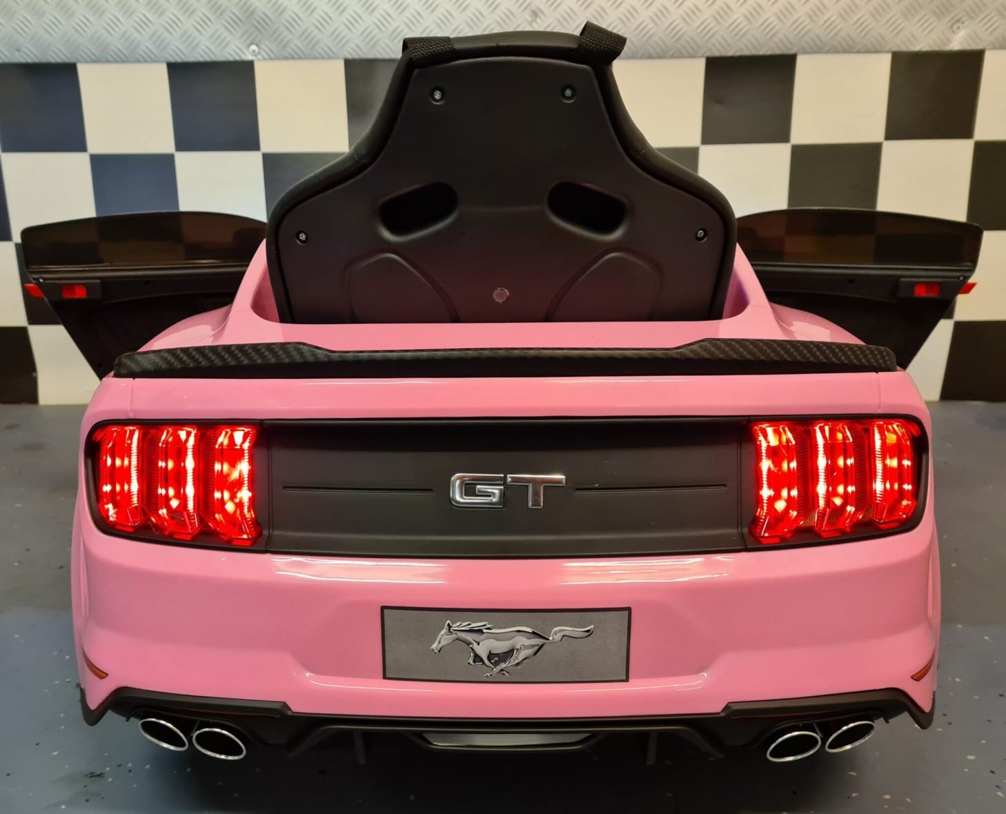 Ford-Mustang-roze-kinderauto