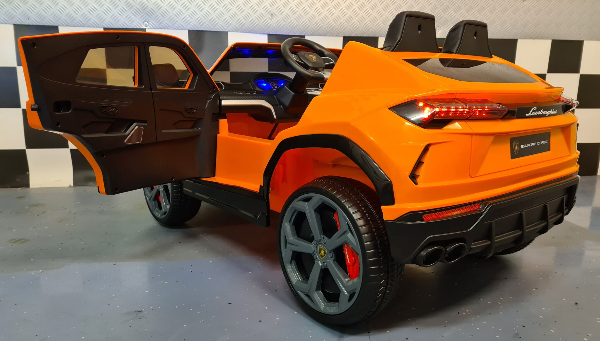 Lamborghini-urus-oranje-elektrische-auto-kind