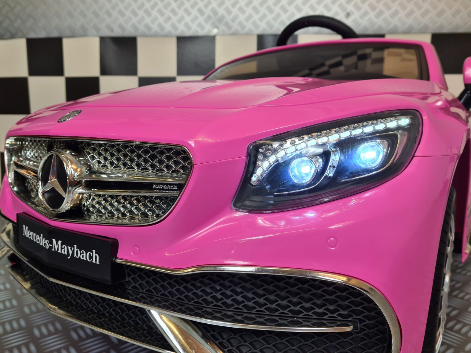 Mercedes-Maybach-roze-kinderauto