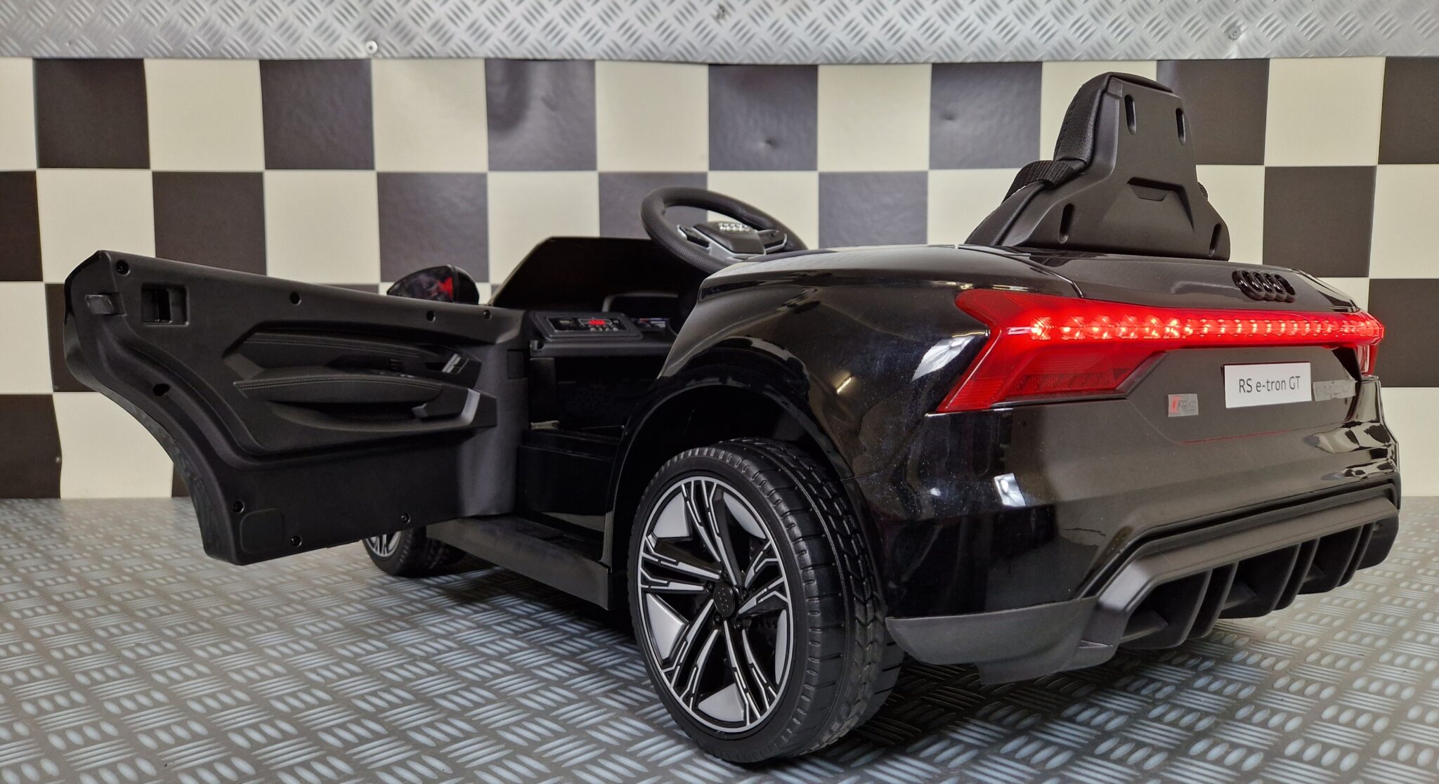 Metallic-zwarte-Audi-E-Tron-GT-kinderauto