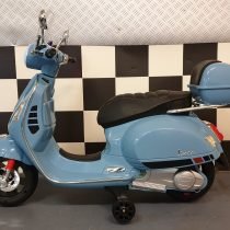 Vespa-elektrische-accu-scooter-voor-kinderen