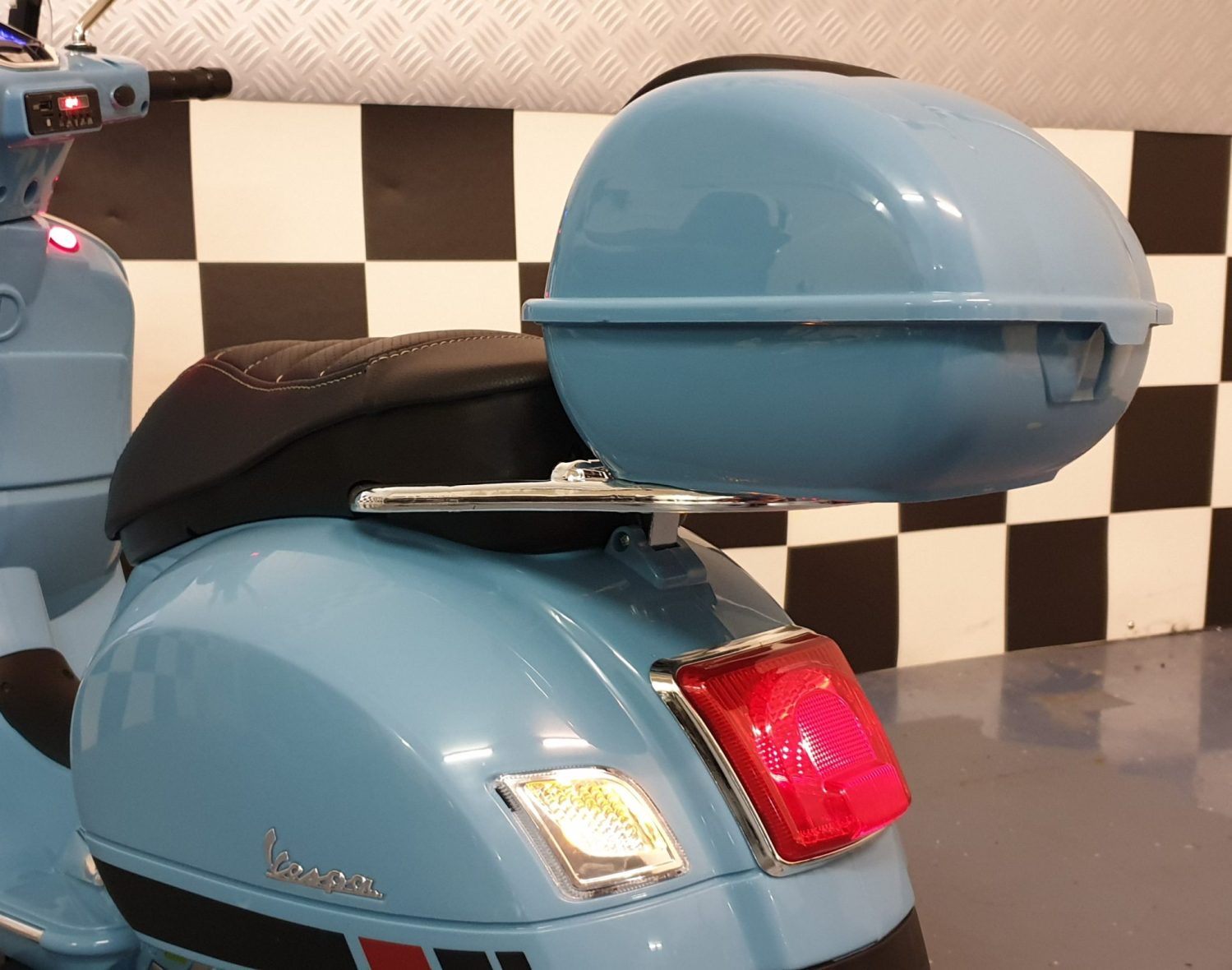 Vespa-elektrische-scooter-blauw
