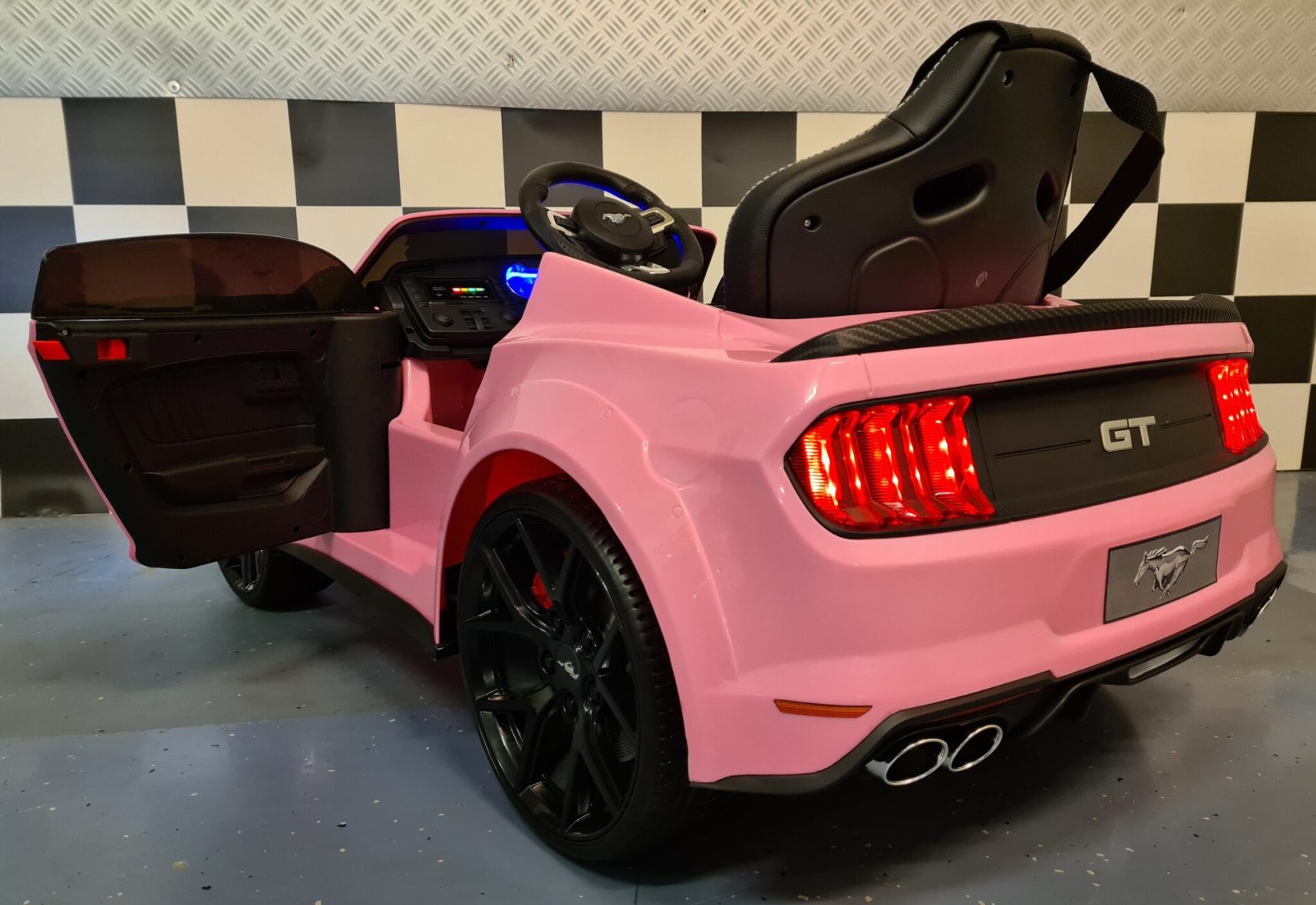 accu-auto-Ford-Mustang-roze