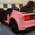 accu auto Ford Mustang roze
