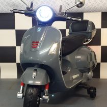 elektrische-kinderscooter-vespa-grijs