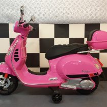 elektrische-kinderscooter-vespa-roze