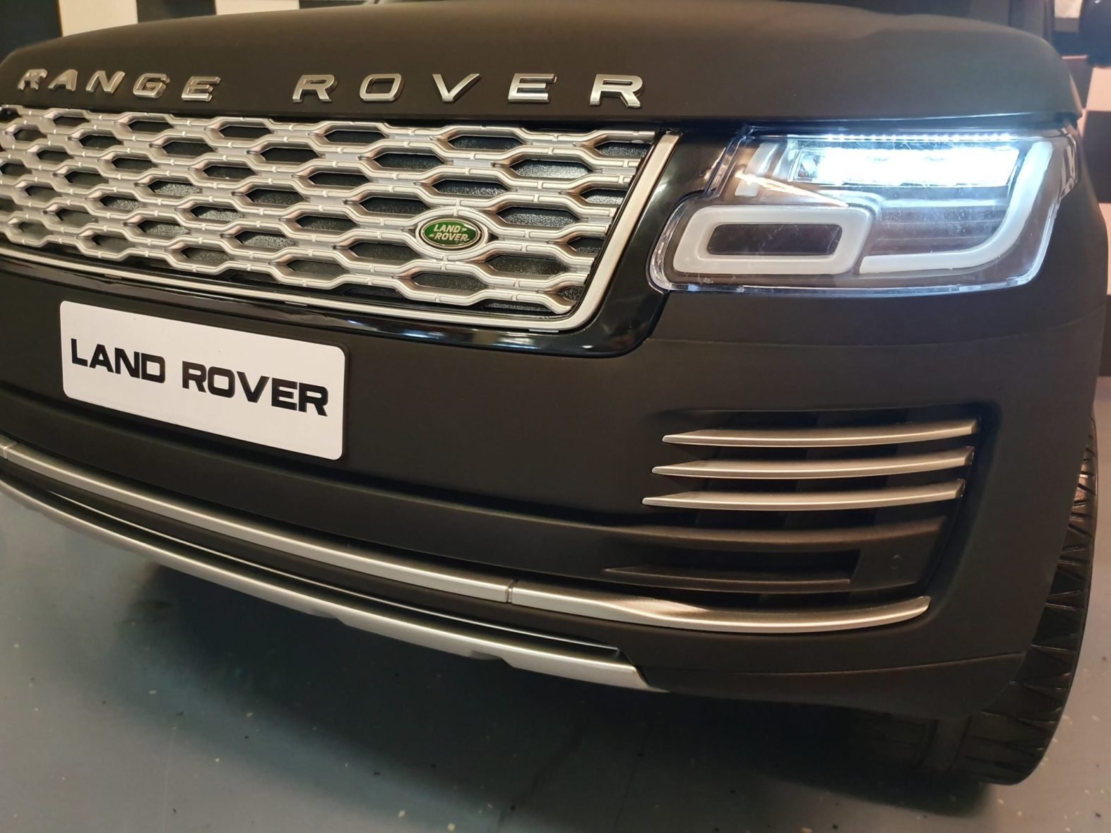 land-rover-elektrische-accu-auto-kind