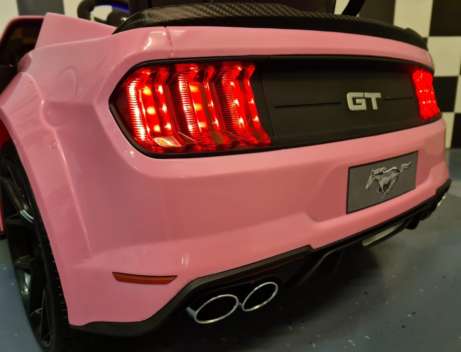 speelgoedauto-Ford-Mustang-roze