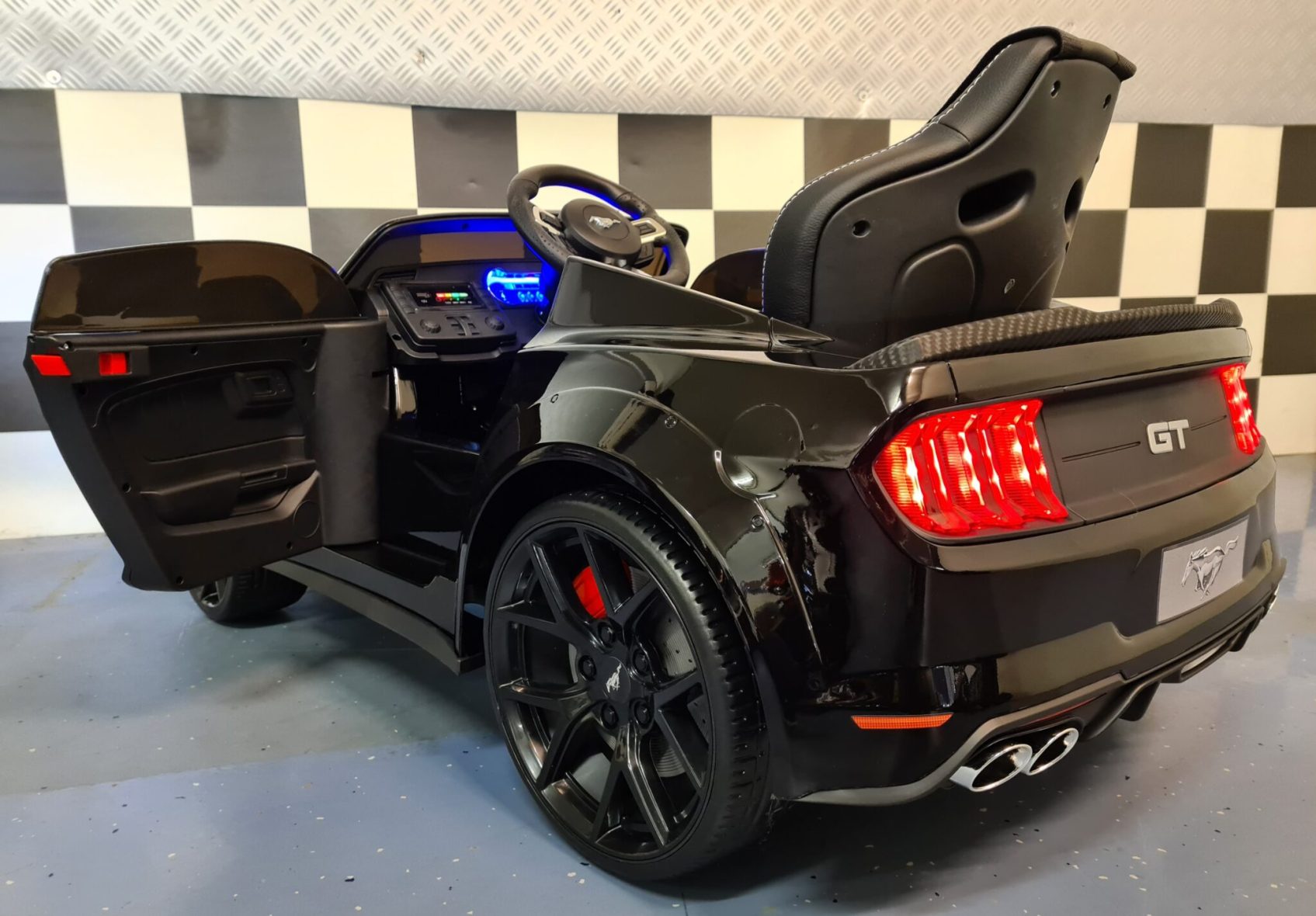 speelgoedauto-Ford-Mustang-zwart-1