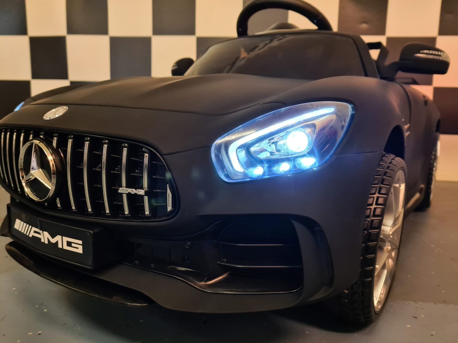 speelgoedauto-Mercedes-GTR-mat-zwart