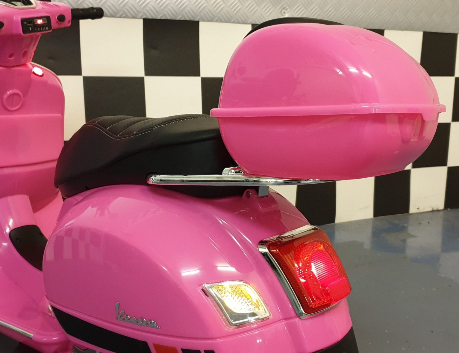 vespa-elektrische-kinder-scooter-roze