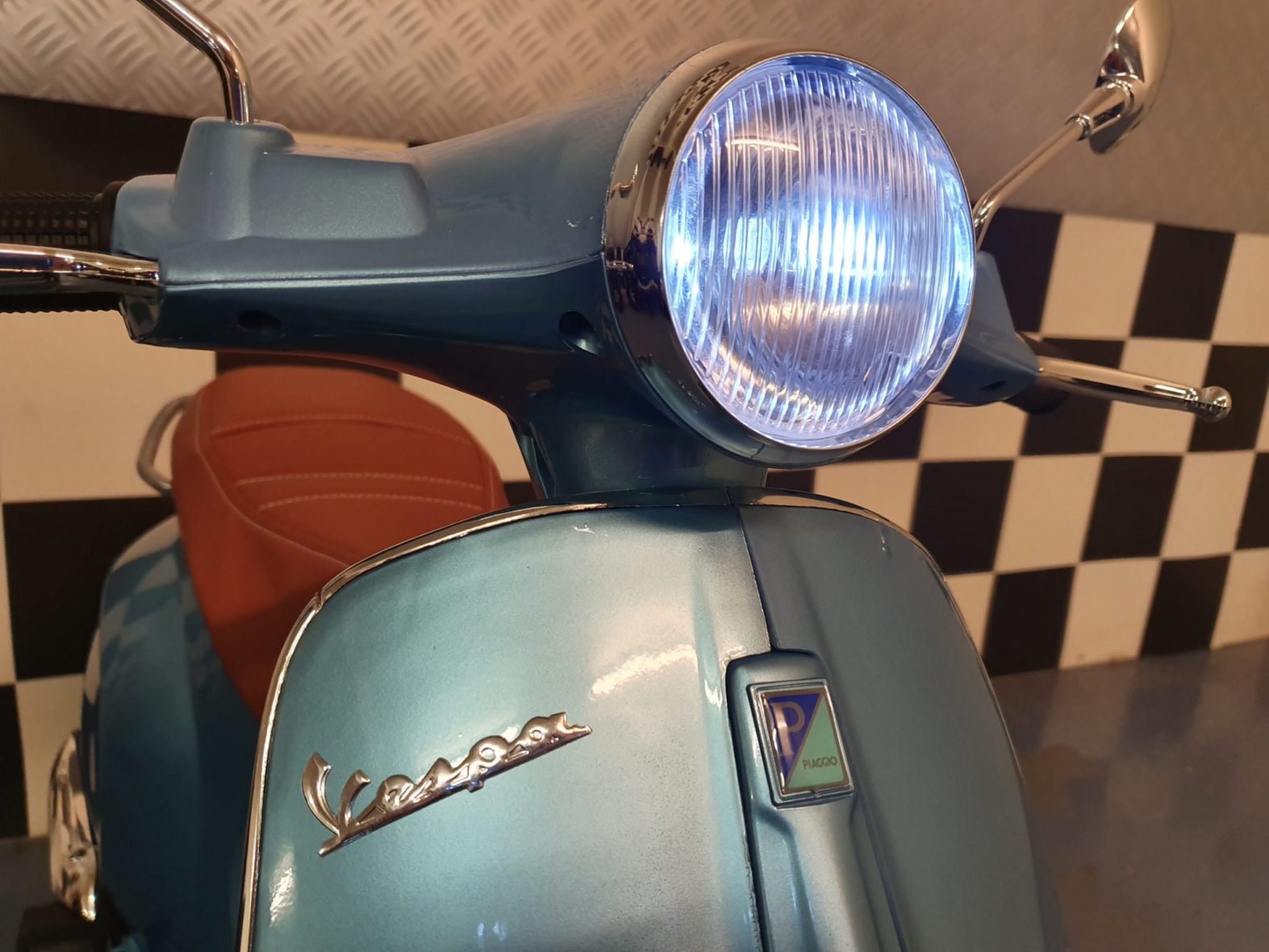 vespa-scooter-kind-blauw