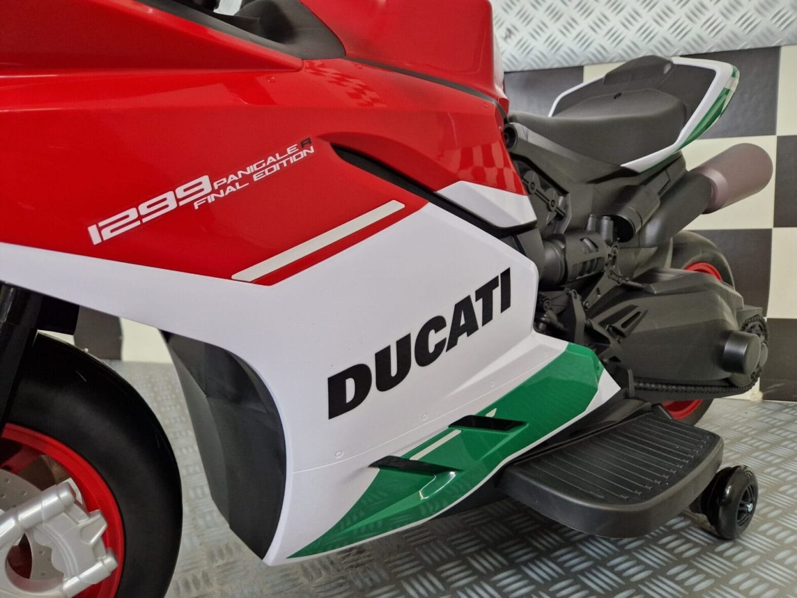 Ducati-Panigale-Kids-Motorbike (4)