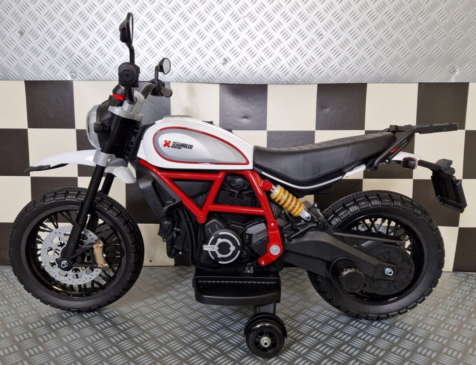 Kinder-motor-Ducati-Scrambler