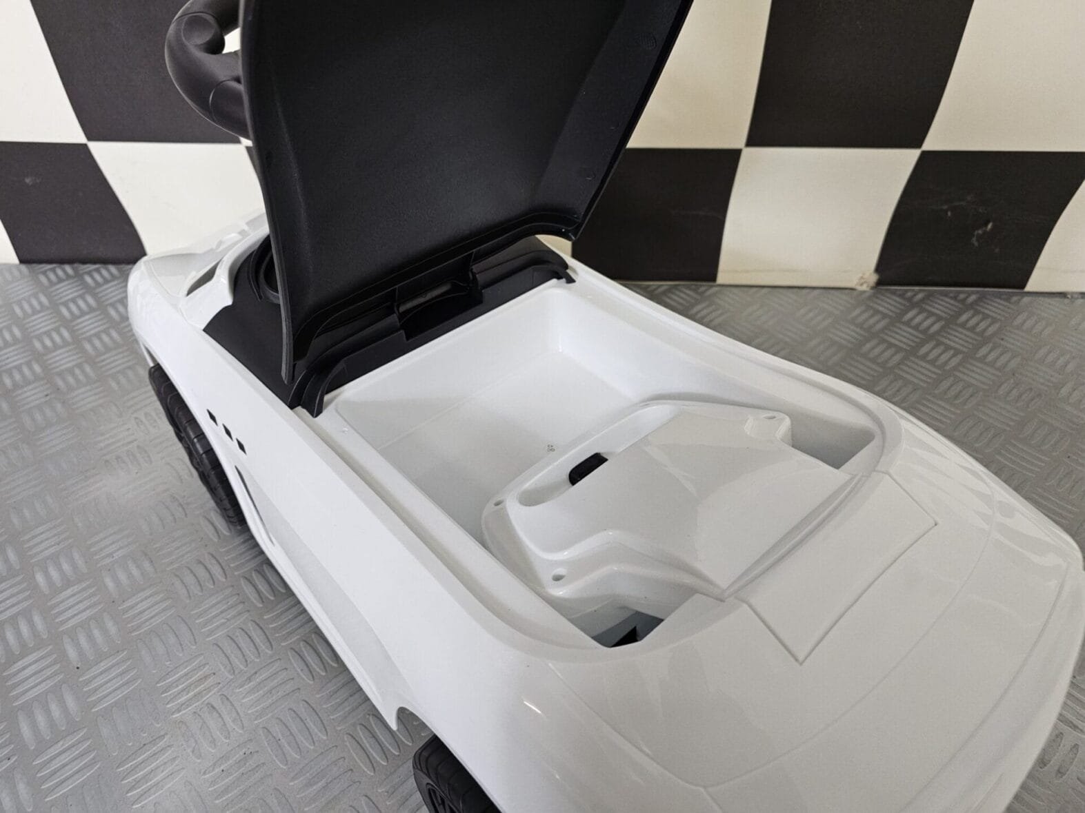 Walking Maserati Gran Cabrio – Gallery Image