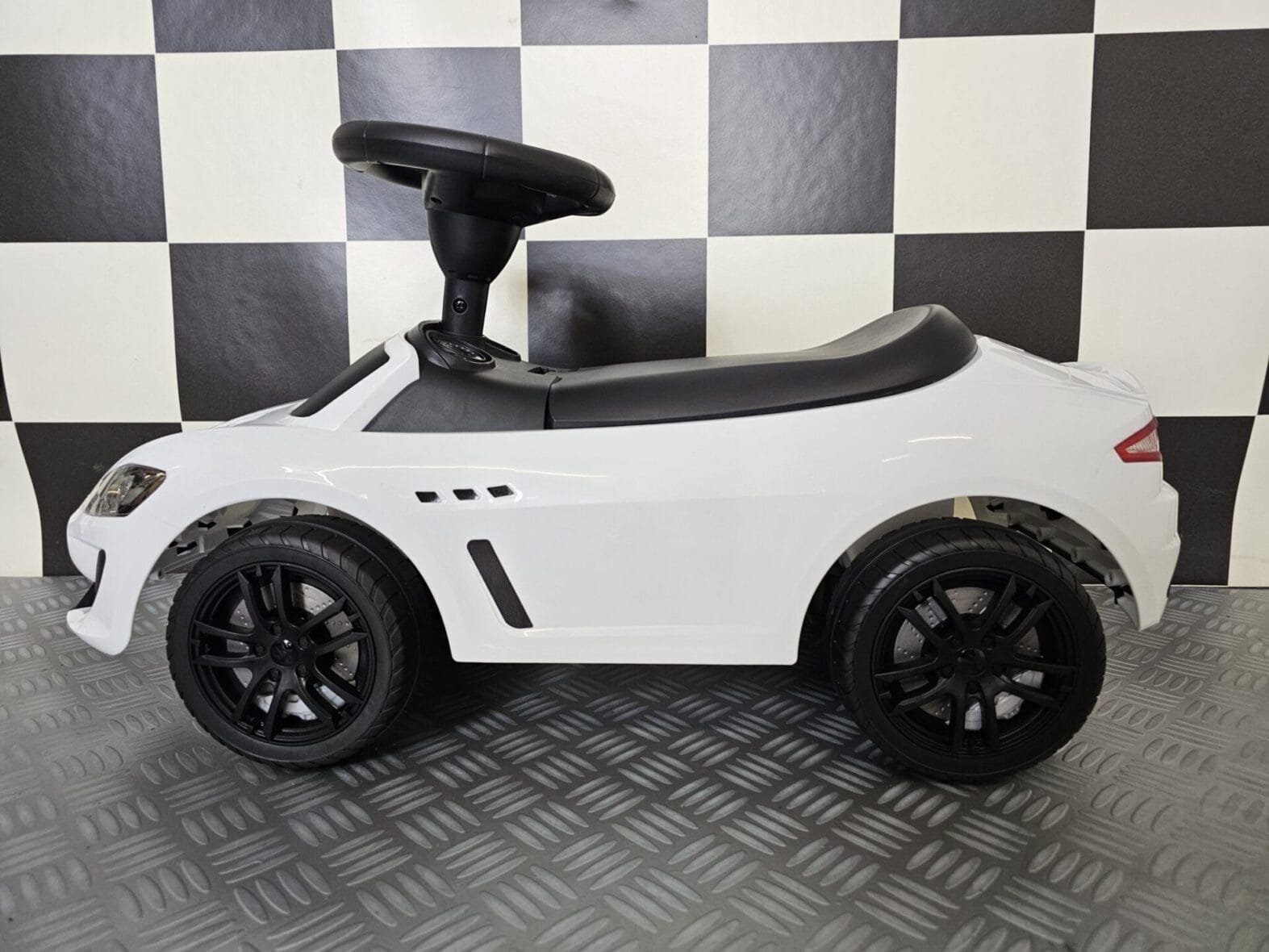 Walking Maserati Gran Cabrio – Gallery Image