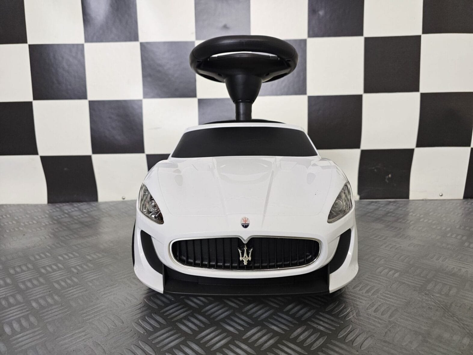 Walking Maserati Gran Cabrio – Gallery Image