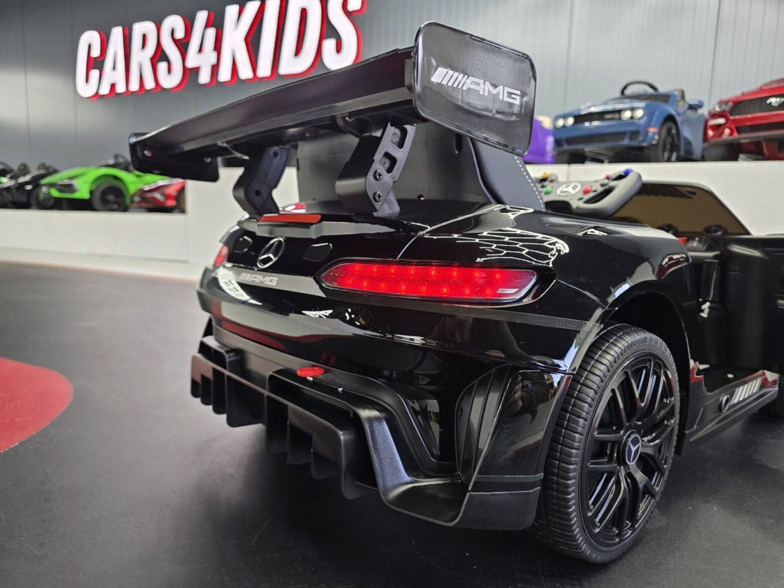 Mercedes GT3 AMG kids ride-on – EVA rubber tyres close-up