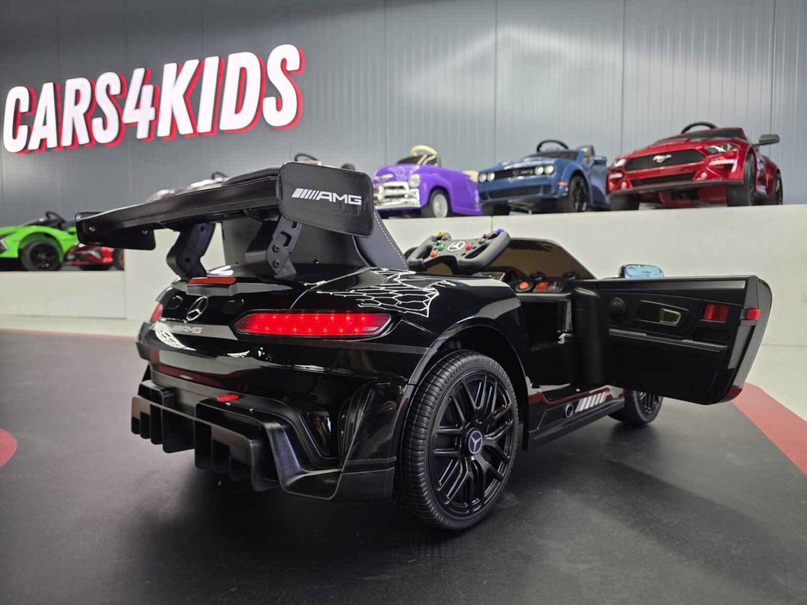 Mercedes GT3 AMG kids car – leather seat and dashboard detail