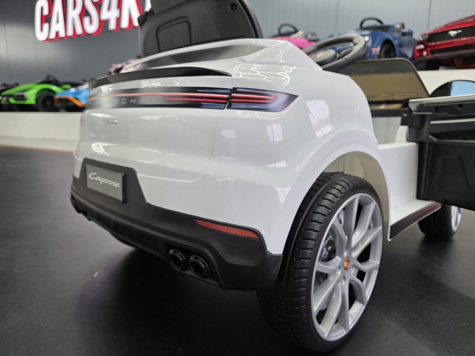 Porsche Cayenne kids car remote control and features close-up